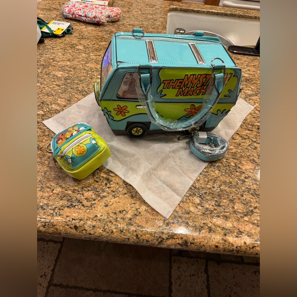 NWOT SCOOBY DOO HANNA BARBERA MYSTERY MACHINE CROSSBODY BAG and Bag Charm